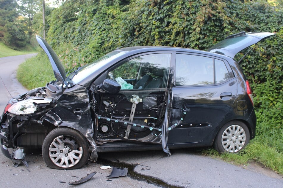 Der Hyundai wurde beim Unfall auf der Fahrerseite völlig demoliert.