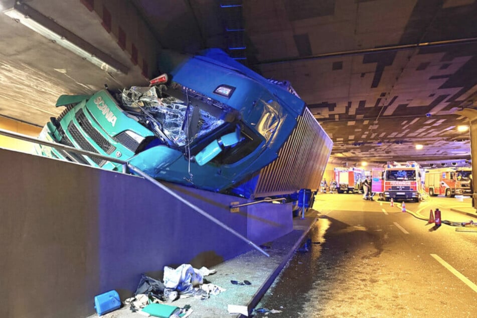 Der Brummifahrer hatte seinen Laster am Montagabend ordentlich im Tunnel verkeilt.