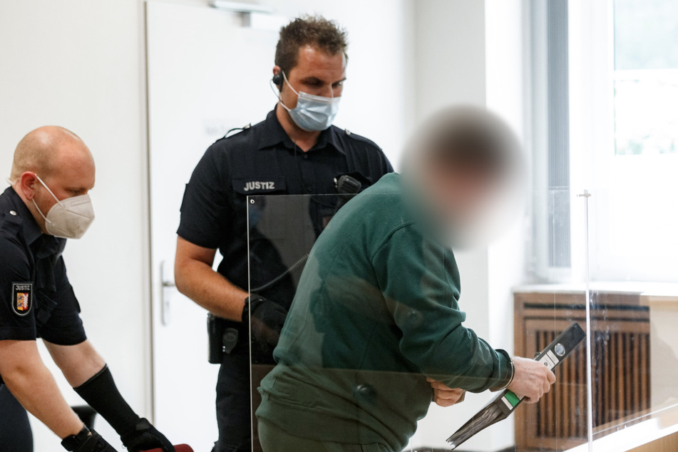Der 57 Jahre alte Angeklagte (2.v.r.) kommt zu seinem Platz im Gerichtssaal. Er soll einen 38-Jährigen erschossen haben, den er für einen Einbrecher hielt.