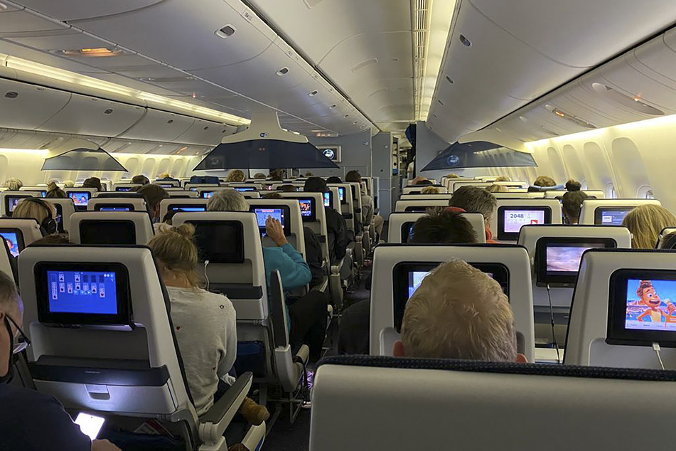 Passagiere des KLM-Flugs 598 wurden auf dem Rollfeld des Amsterdamer Flughafens Schiphol vier Stunden lang festgehalten.