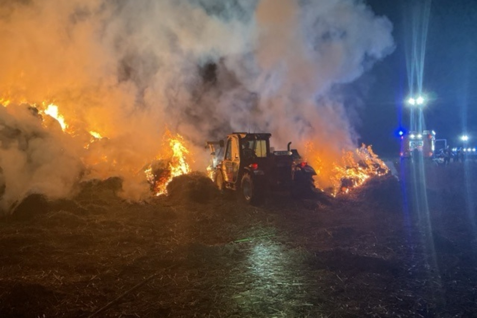 Mit einem Teleskoplader konnte die Feuerwehr die brennenden Strohballen in Bonn auseinander ziehen um besser löschen zu können.