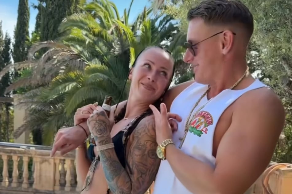 Beim Videodreh zu seinem neuen Song "Ex on the Beach" soll es zwischen Sandra Sicora (32) und Calvin Kleinen (33) ordentlich gefunkt haben.