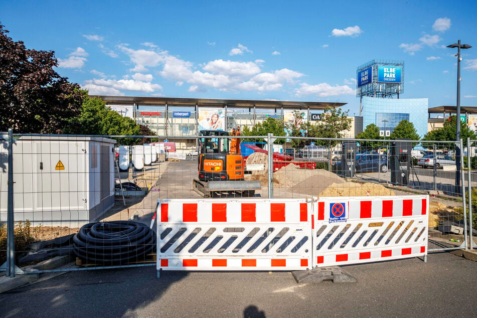 Auf dem Elbepark-Parkplatz wird derzeit eine Tesla-Station gebaut.