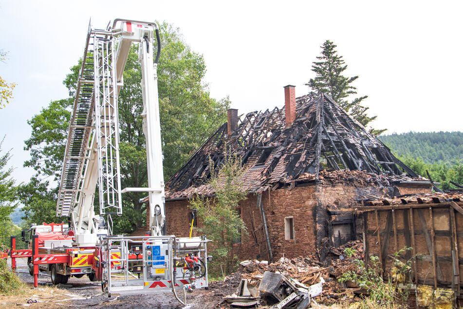 Am Tag nach dem nächtlichen Brand fehlt noch immer jede Spur von einer Bewohnerin des Mehrfamilienhauses.