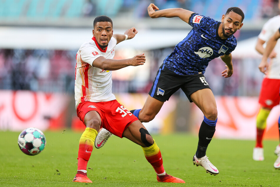 Benjamin Henrichs (23, l., hier gegen Herthas Ex-Leipziger Matheus Cunha) plagt sich seit November mit einer langwierigen Verletzung herum.