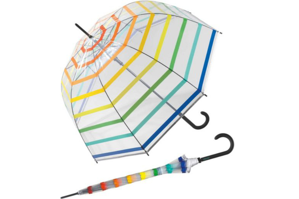 Der Regenschirm in Regenbogen-Design ist ein echter Hingucker.