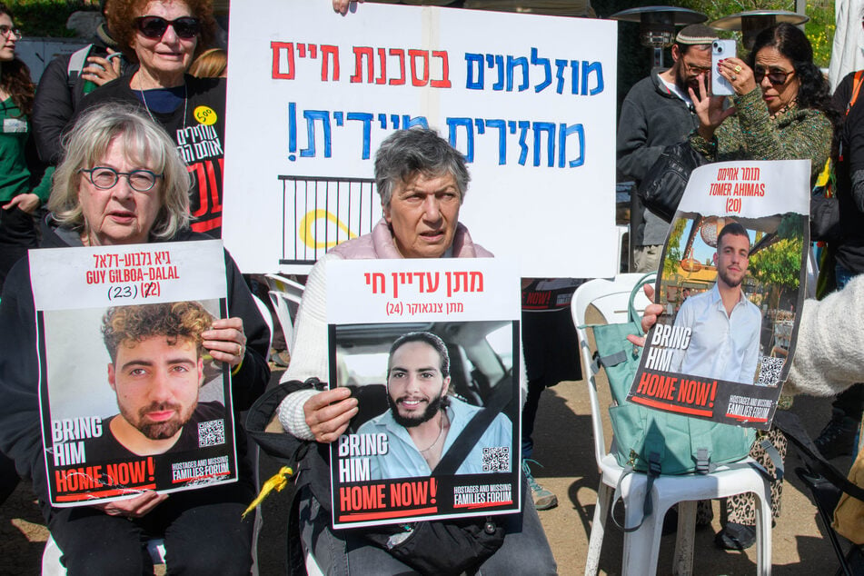 Eine Demonstration vor der Knesset, dem israelischen Parlament mit der Forderung, die Vereinbarungen zur Freilassung aller Geiseln voranzutreiben.