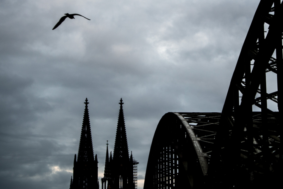 Der Himmel über Köln bleibt die nächsten Tage weitestgehend grau und regnerisch.