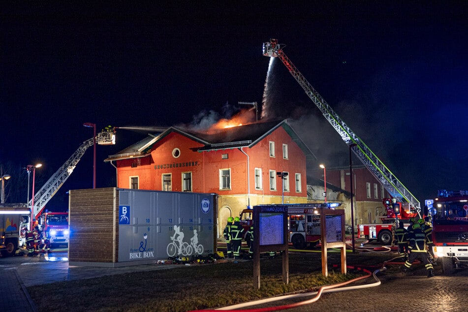 Die Brandbekämpfung erfolgt mit zwei Drehleitern.