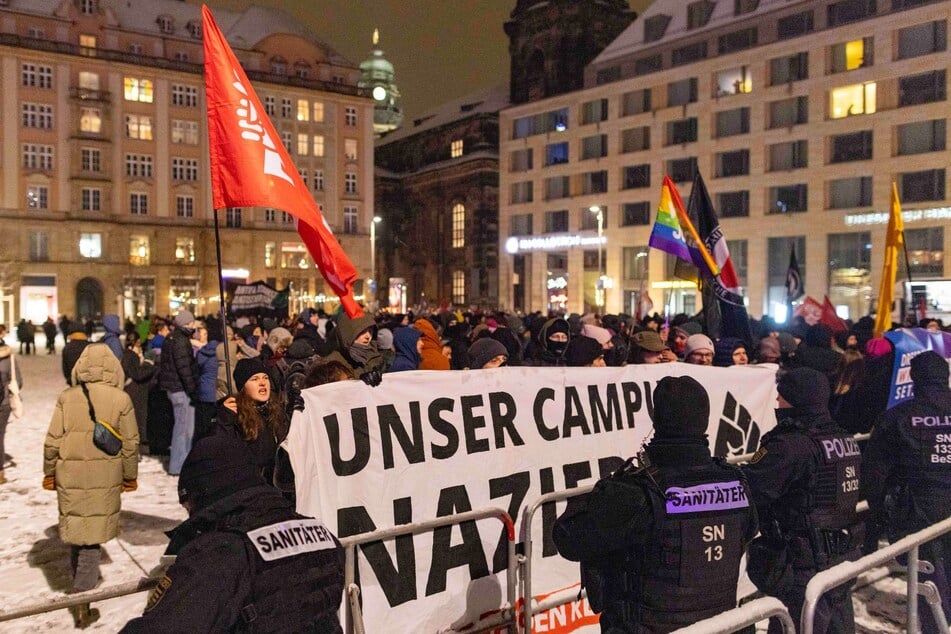 Der Protestmarsch von "Dresden wiEdersetzen" hat den Altmarkt erreicht.