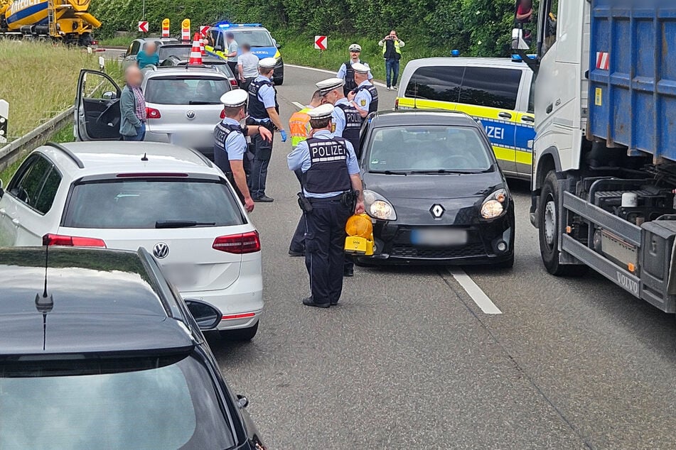 Wegen einer Panne blieb das Auto stehen. Zuvor erlitten jedoch mehrere Fahrzeuge durch die Chaos-Fahrt des Renaults Schaden.
