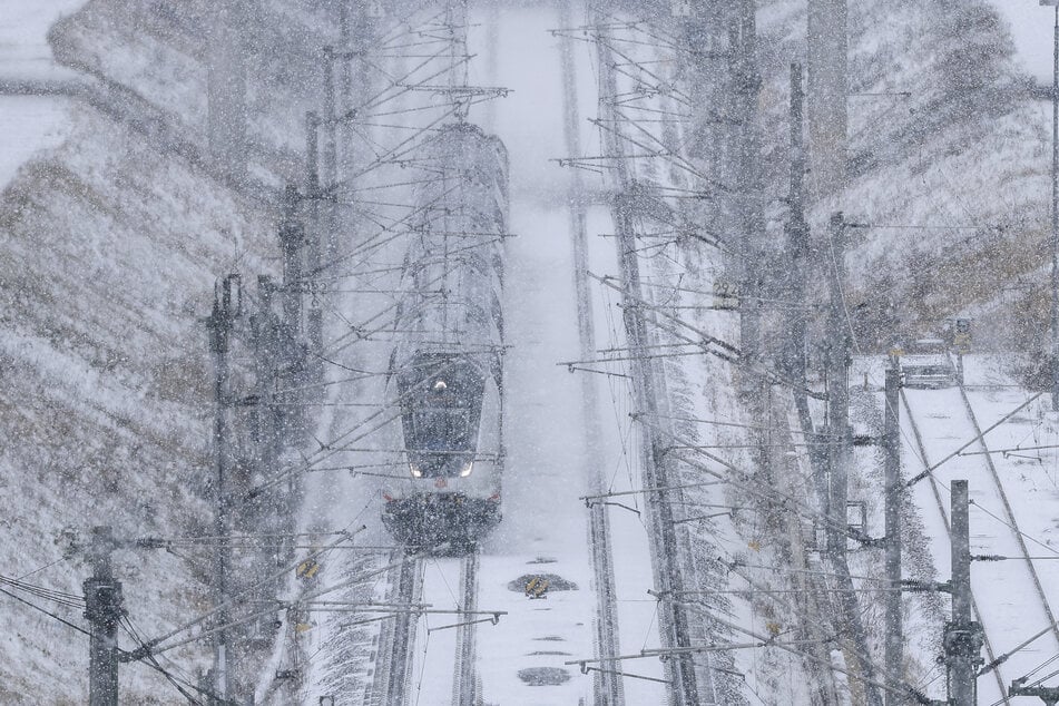 Das Winterwetter hat die Bahn weiter voll im Griff. Zwei Weichenstörungen brachten den Zugverkehr am Montagmorgen zwischen Dresden und Leipzig vorübergehend zum Erliegen. (Symbolfoto)