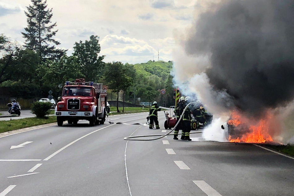 Schock für 55-Jährige: Während der Fahrt steht plötzlich ihr Auto in Flammen!