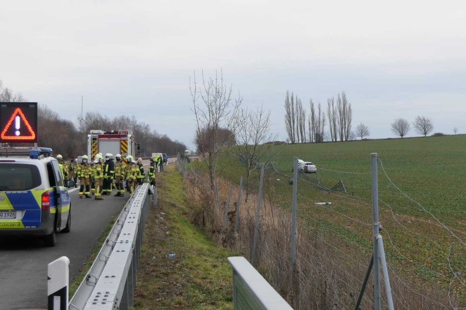 Der Opel landete in einem angrenzenden Feld.