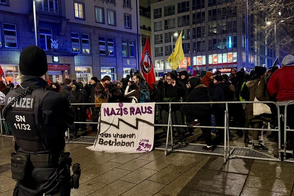 "Nazis raus" ist auf Bannern am Dr.-Külz-Ring zu sehen.