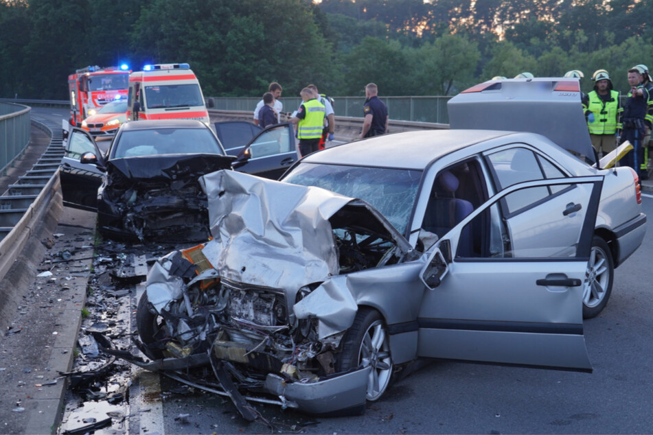 Die Autos wurden durch den Zusammenstoß völlig demoliert.