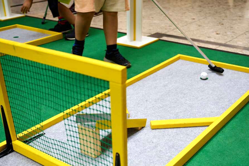 Die aufregende Minigolf-Aktion im Tempelhofer Hafen begeistert Groß und Klein gleichermaßen.