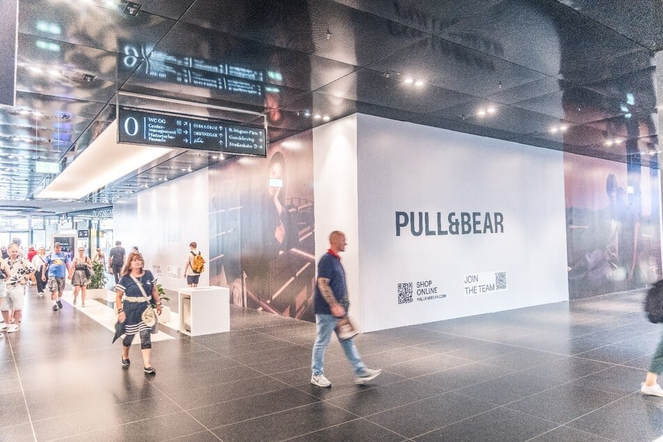 Leerstehende Läden bedeuten nicht zwangsläufig, dass diese unvermietet sind. Hier zieht zum Beispiel bald "Pull &amp; Bear" ein.