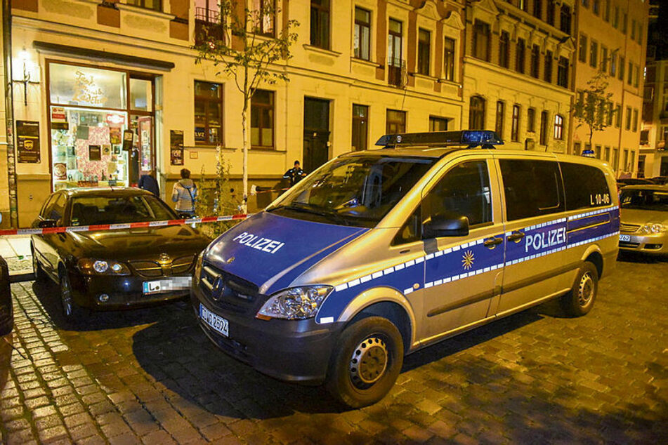 Ein Polizeifahrzeug steht vor dem Späti in der Leipziger Südvorstadt, der am Sonntagabend überfallen wurde.