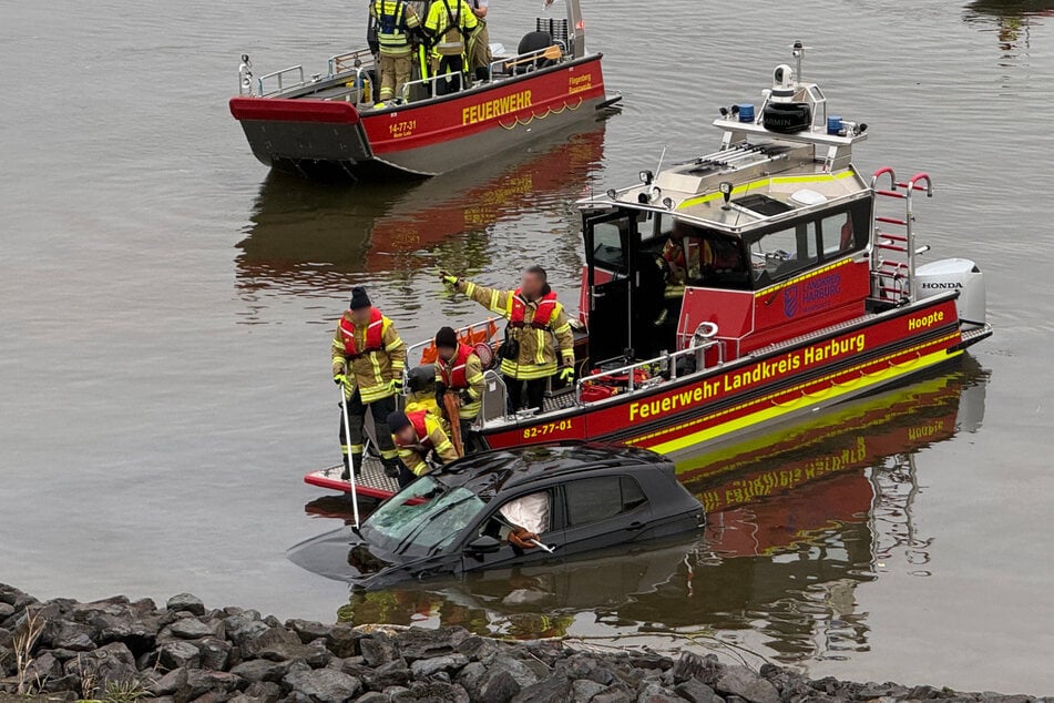 Warum der Autofahrer von der Straße abkam, sei noch unklar.
