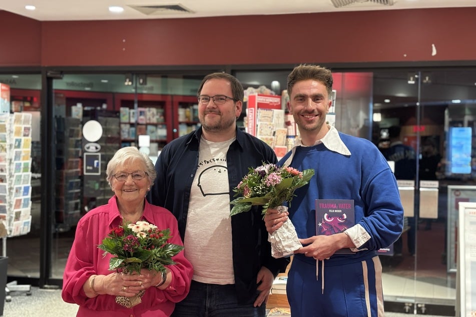 V.l.n.r.: Oma und TikTok-Star Waltraud Bräuß, Moderator und Redakteur der Elmshorner Nachrichten Grischa Beißner und Autor Felix Nieder nach der ersten Lesung zu "Trauma: Vater" in der Buchhandlung Heymann in Elmshorn.
