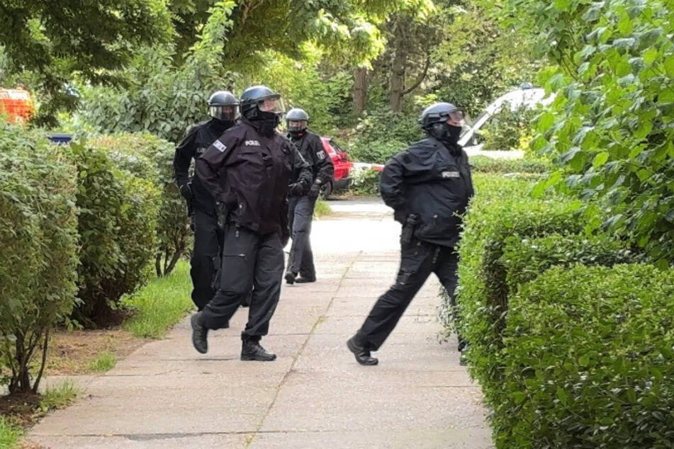 Spezialeinsatzkräfte haben die Wohnung des mutmaßlichen Täters gestürmt.