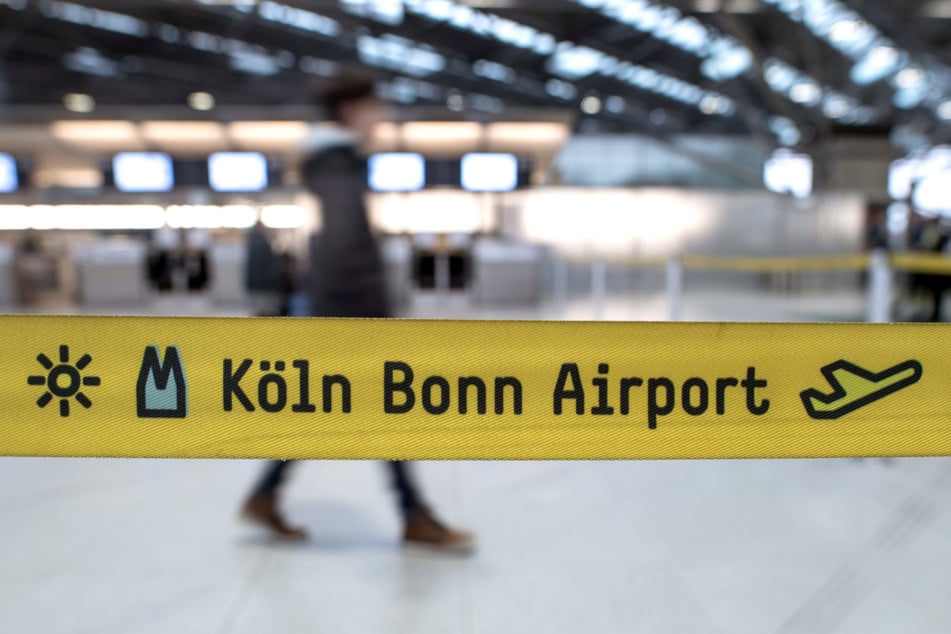 Der Waldbrand in der Wahner Heide liegt in unmittelbarer Nähe zum Flughafen Köln/Bonn. Auswirkungen auf den Flugbetrieb gab es laut Feuerwehr jedoch nicht.