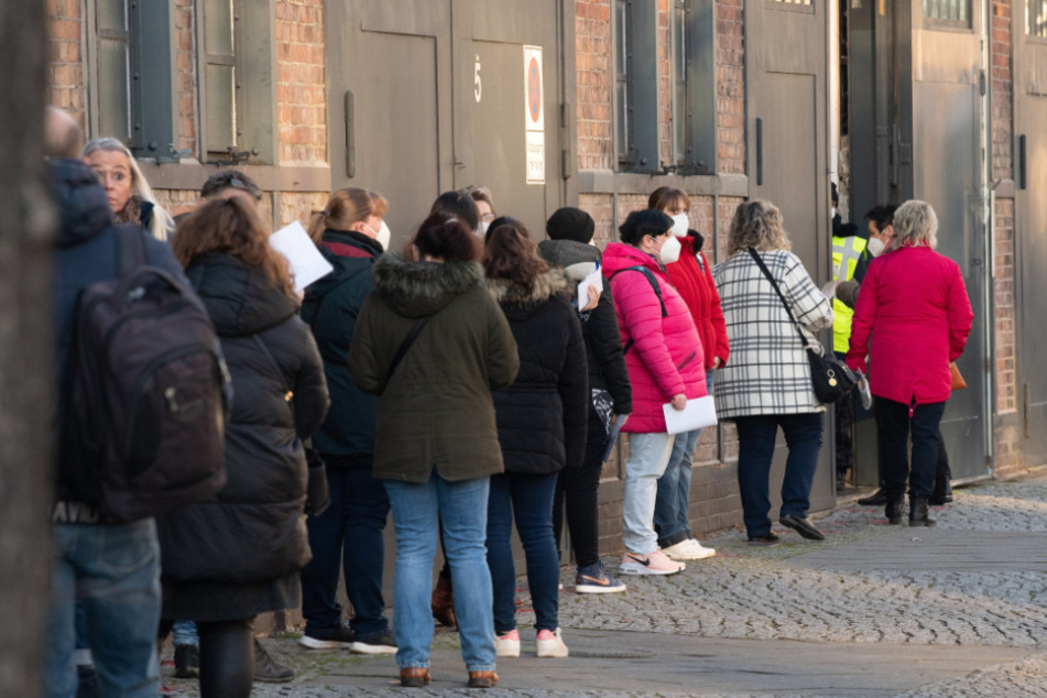 Dicht an dicht stehen Menschen vor dem Corona-Impfzentrum in der Arena in Treptow, um sich impfen zu lassen.
