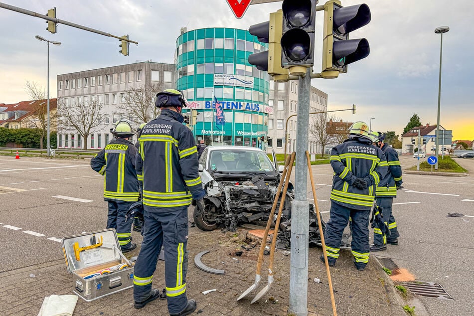 Die Autos wurden durch den Unfall stark beschädigt.