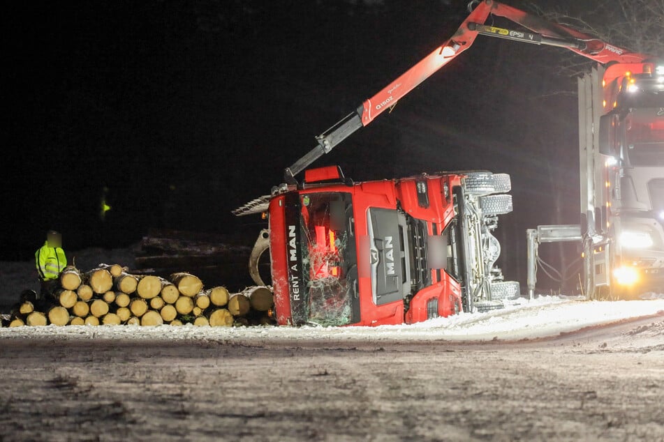 Ein Holztransporter kippte am Freitagabend im Erzgebirge um.