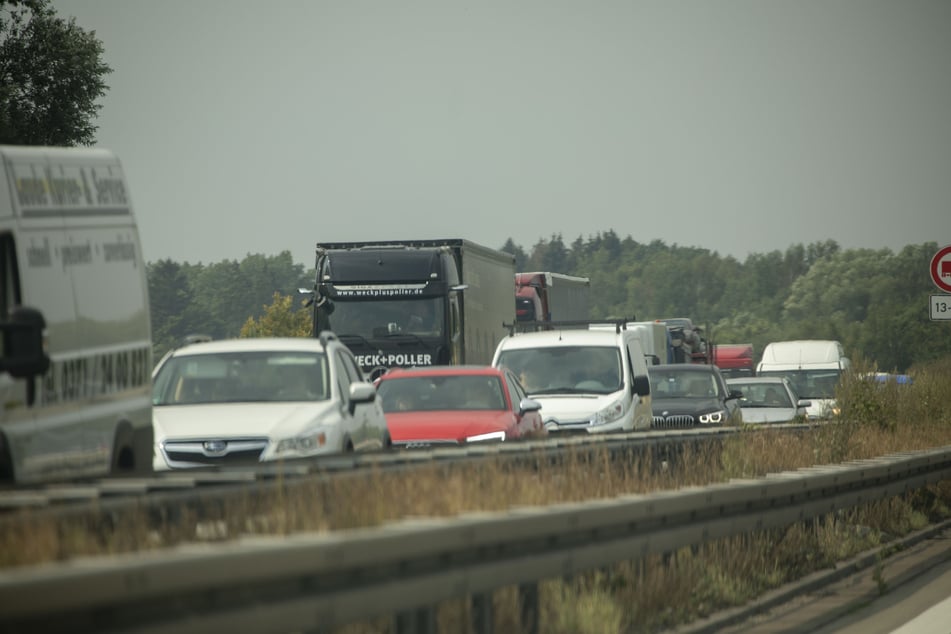 Wegen einer Baustelle hat es am Montagmorgen einen Stau auf der A72 gegeben, der Unfall machte den Stau noch schlimmer.