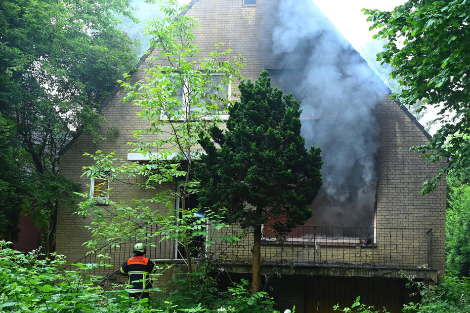 Ein Hamburg-Jenfeld war es in einem leerstehenden Haus zu einem Feuer gekommen.