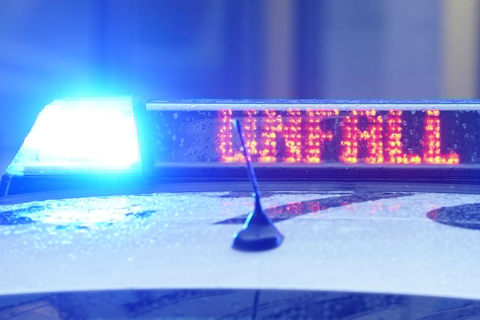 Ampel ignoriert? Porsche-Fahrer (19) rammt Renault, zwei Menschen tot