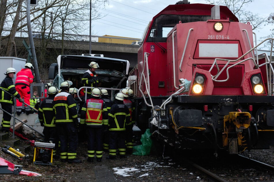 An dem Bahnübergang unterhalb der Köhlbrandbrücke verlor eine 19-Jährige im Januar ihr Leben.