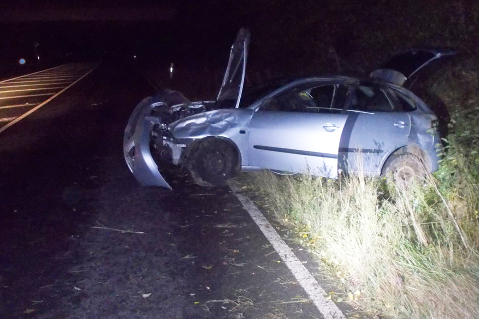 Seat-Fahrer überschlägt sich, weil er umherfliegendem Zelt ausweicht
