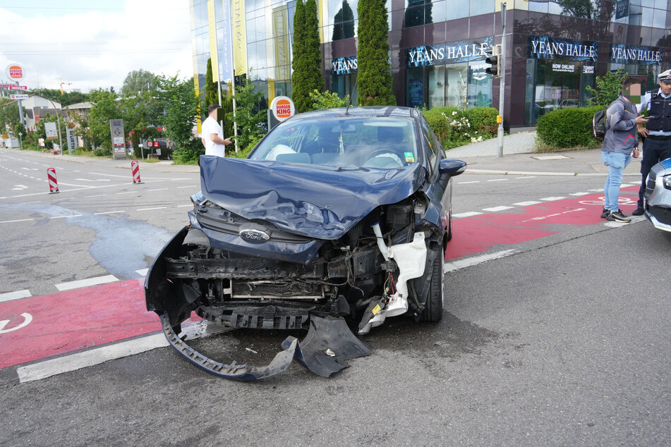 Der komplette vordere Teil des Fords wurde im Zuge des Zusammenstoßes völlig demoliert.