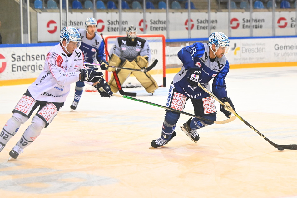 Eislöwe Tomas Andres (28, l.) versucht hier im Training, Drew LeBlanc (35) die Scheibe abzunehmen.