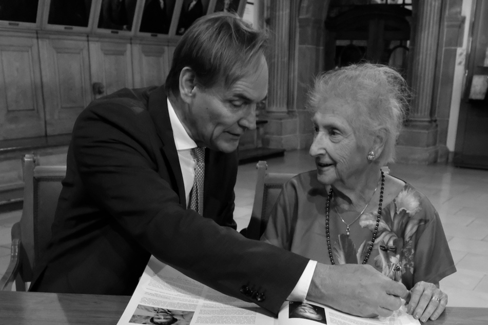 Oberbürgermeister Burkhard Jung (64) mit Channa Gildoni (†99) im Sommer 2019 im Alten Rathaus in Leipzig.