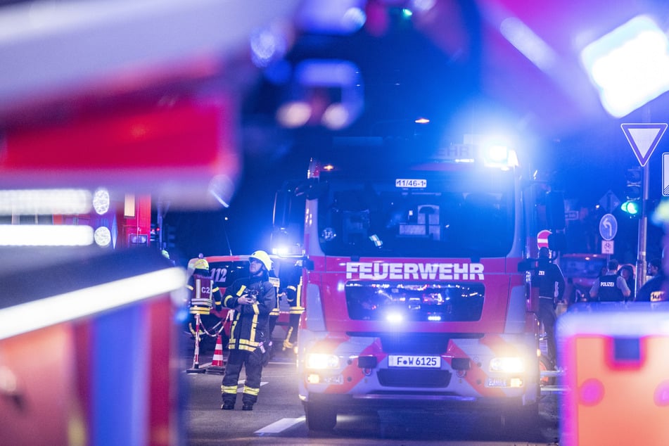 Leipzig: Angezündet! In Leipzig geparkter VW brennt komplett aus