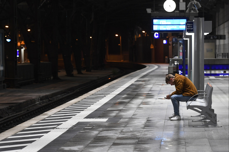 Ein Polizist soll einen Radfahrer von einem Bahnsteig ins Gleisbett gestoßen haben. (Symbolbild)