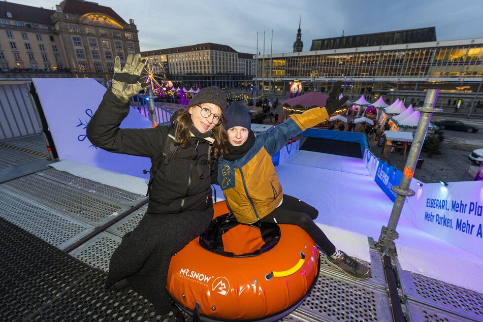 Lina (10) und Mutti Simone (51) testeten die neue Elbepark-Riesenrutsche auf dem Altmarkt.