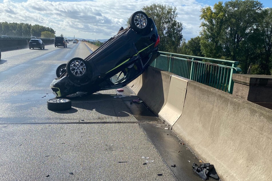 Wäre der Überschlag nur ein paar Zentimeter weiter rechts geschehen, wäre der junge Ford-Fahrer samt seinem Auto wohl im Rhein gelandet.
