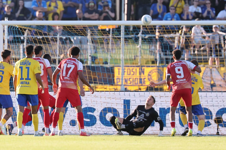 Die dickste Chance der Partie hatte Würzburg bislang. Naumann konnte die Kugel nach einem Kopfball von Bonga noch an die Latte lenken.