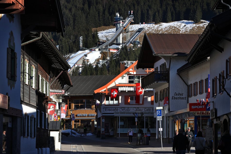 Die Skisprungschanzen sind von der Fußgängerzone in Oberstdorf aus zu sehen. Der beliebte Urlaubsort im Allgäu wird vorläufig nicht mehr von Fernzügen der Deutschen Bahn angefahren.