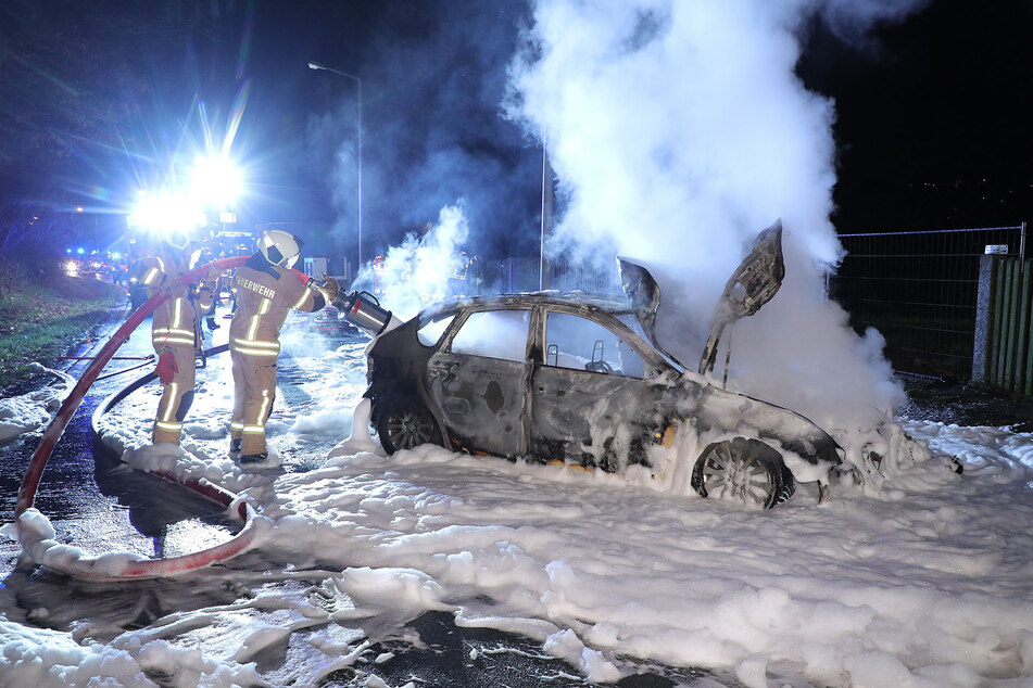 Als die Feuerwehr am Unfallort eintraf, stand der Wagen bereits in Flammen.