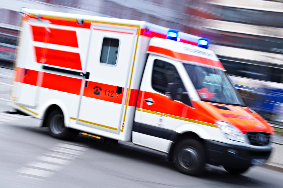 Rollerfahrer kollidiert in München mit VW-Bus und verletzt sich schwer
