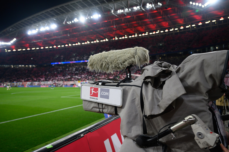 Wer erhält ab der Saison 2025/26 die Live-Rechte an der Bundesliga?