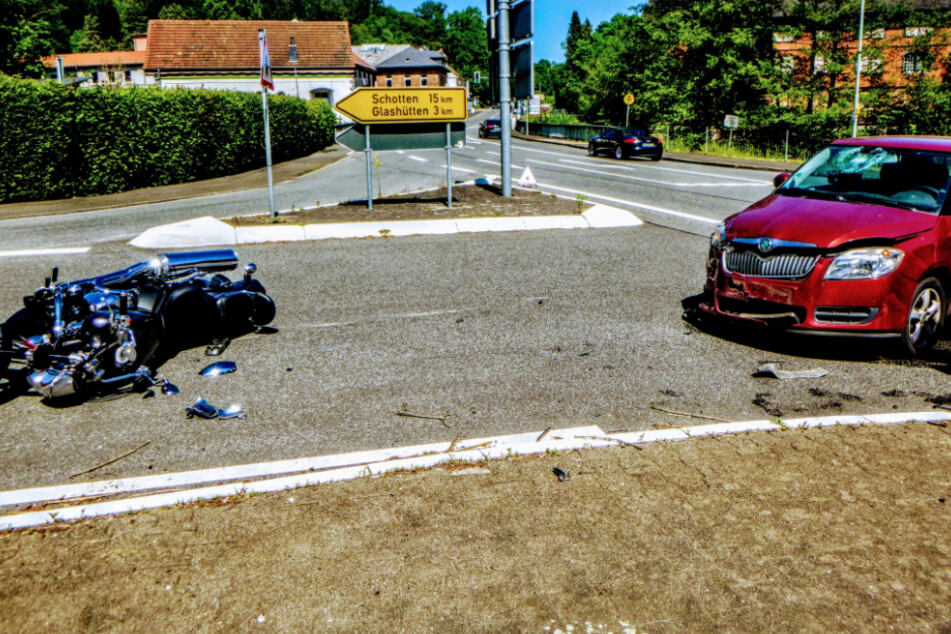 Nach derzeitigem Ermittlungsstand hatte die Fahrerin des Skodas an der Kreuzung das Motorrad übersehen.