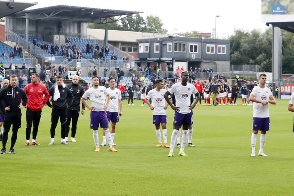 Die Auer Spieler trauten sich kaum zu den mitgereisten Fans.