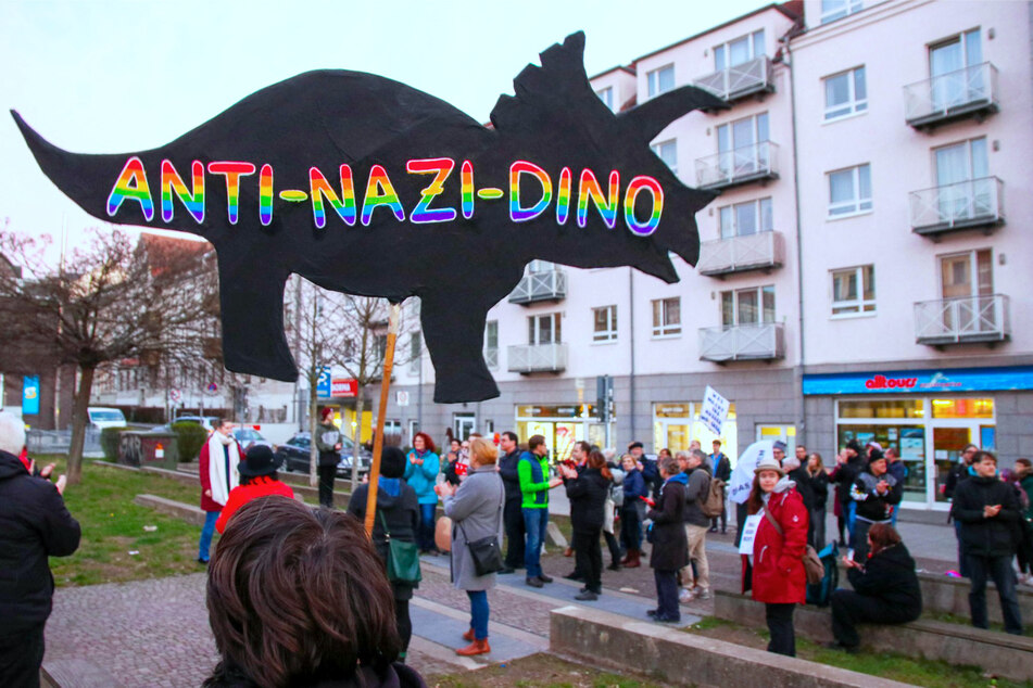 Etwa 70 Menschen protestierten unter dem Motto: "Möckern bleibt bunt" gegen die rechtsgerichtete Gruppe.